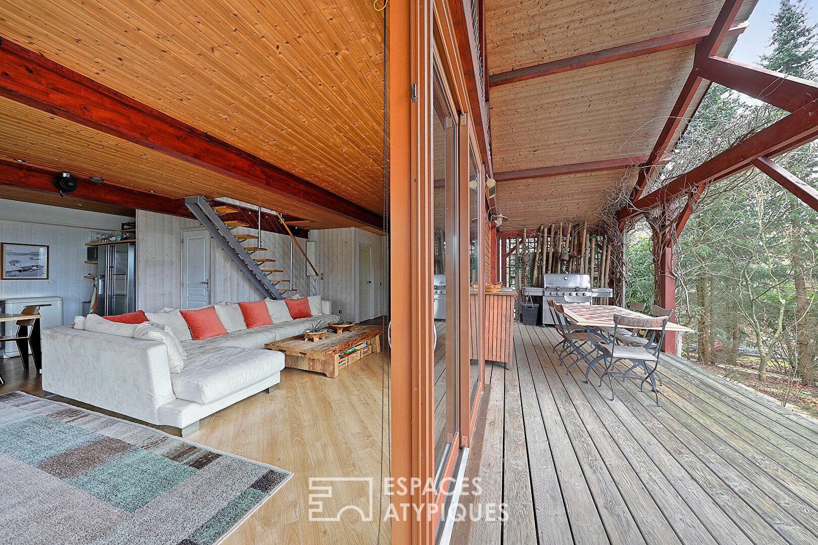 Atypical wooden house with lake view in an exceptional estate