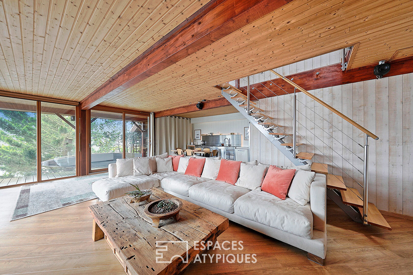 Atypical wooden house with lake view in an exceptional estate