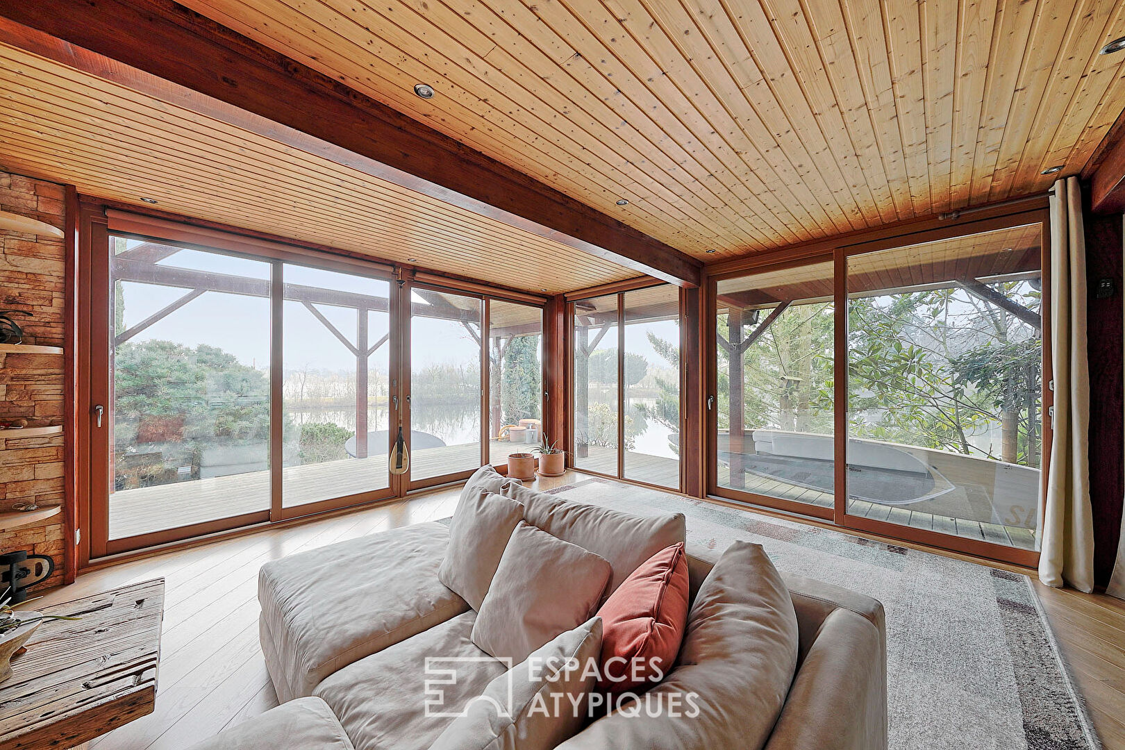 Atypical wooden house with lake view in an exceptional estate