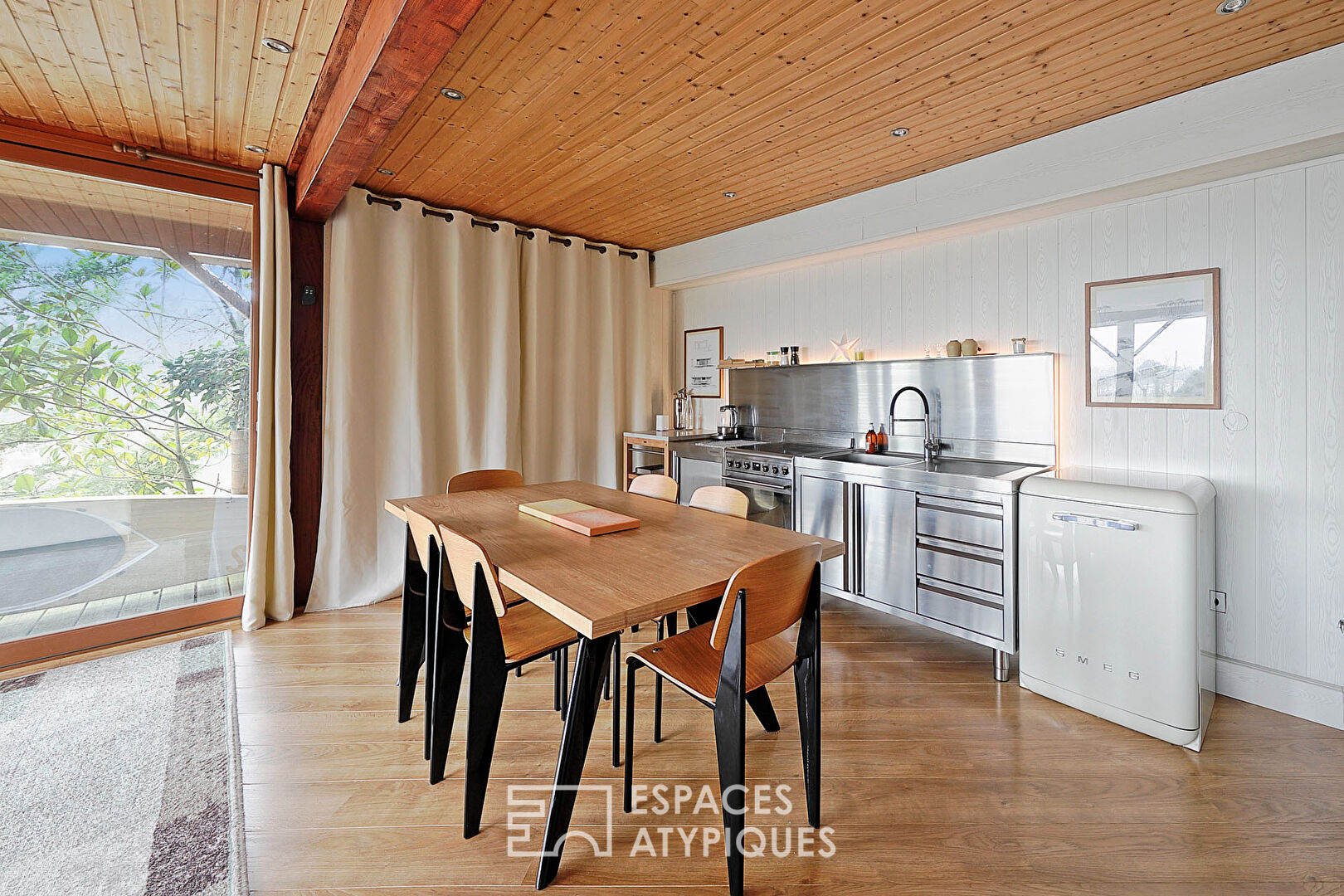 Atypical wooden house with lake view in an exceptional estate