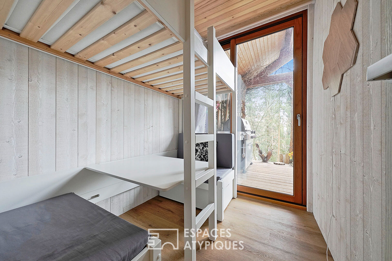 Atypical wooden house with lake view in an exceptional estate