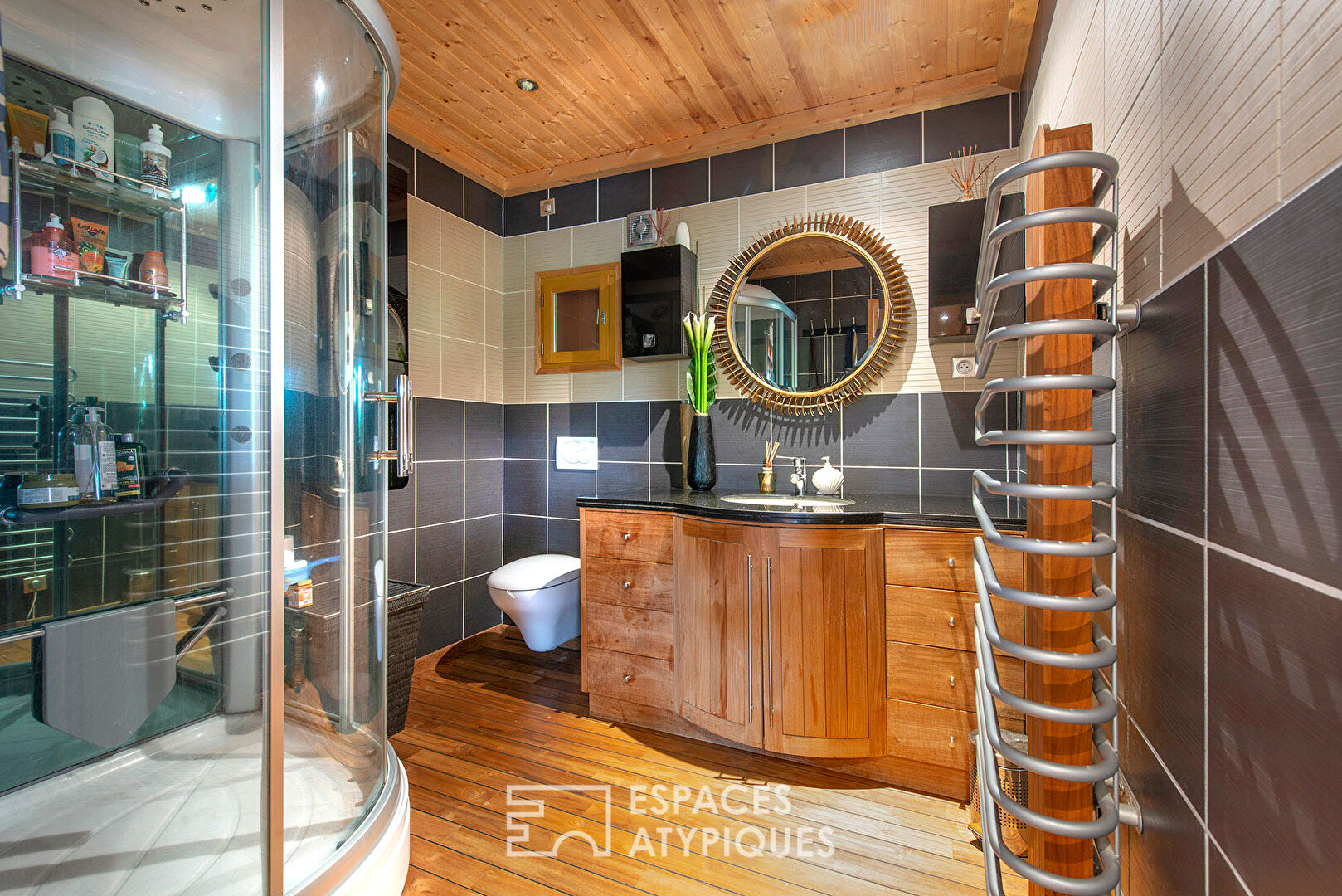 Atypical wooden house with lake view in an exceptional estate
