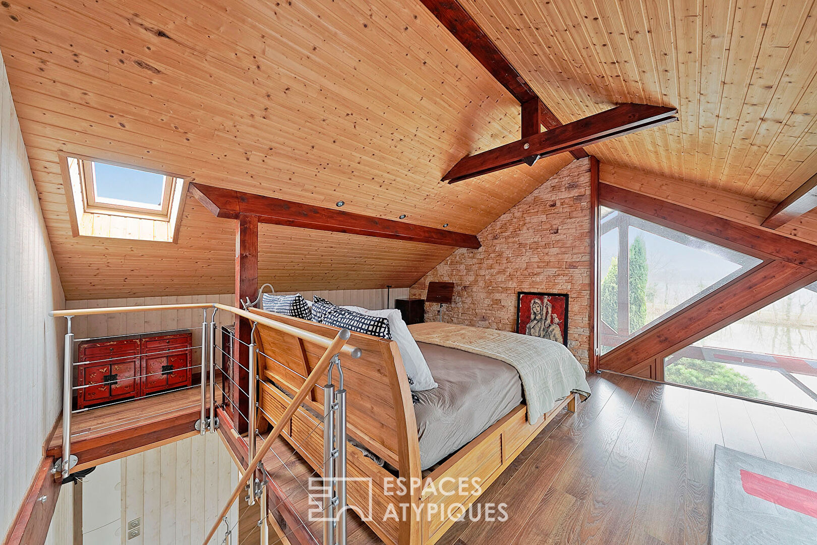 Atypical wooden house with lake view in an exceptional estate
