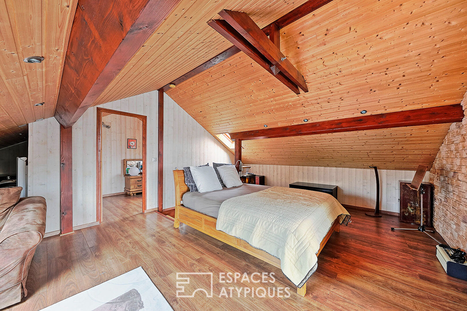 Atypical wooden house with lake view in an exceptional estate