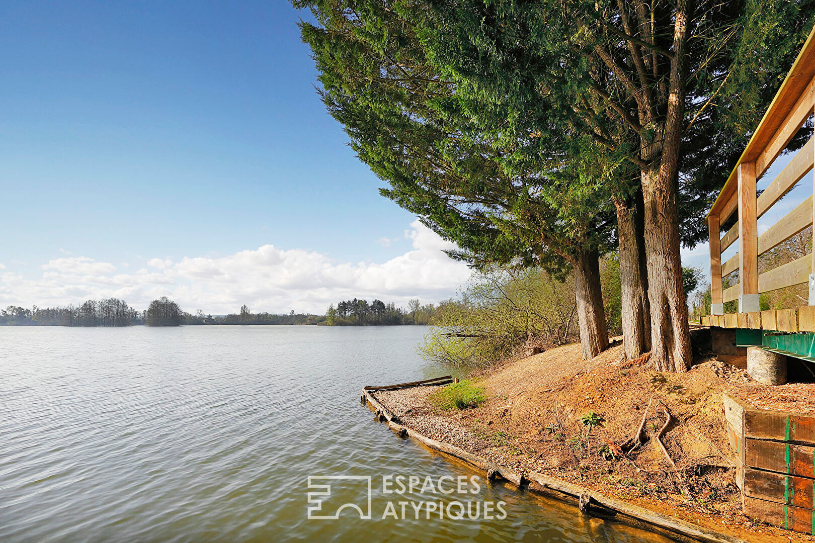 Atypical wooden house with lake view in an exceptional estate