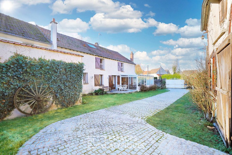 Jolie maison briarde 1800 avec ses dépendances et son jardin avec piscine