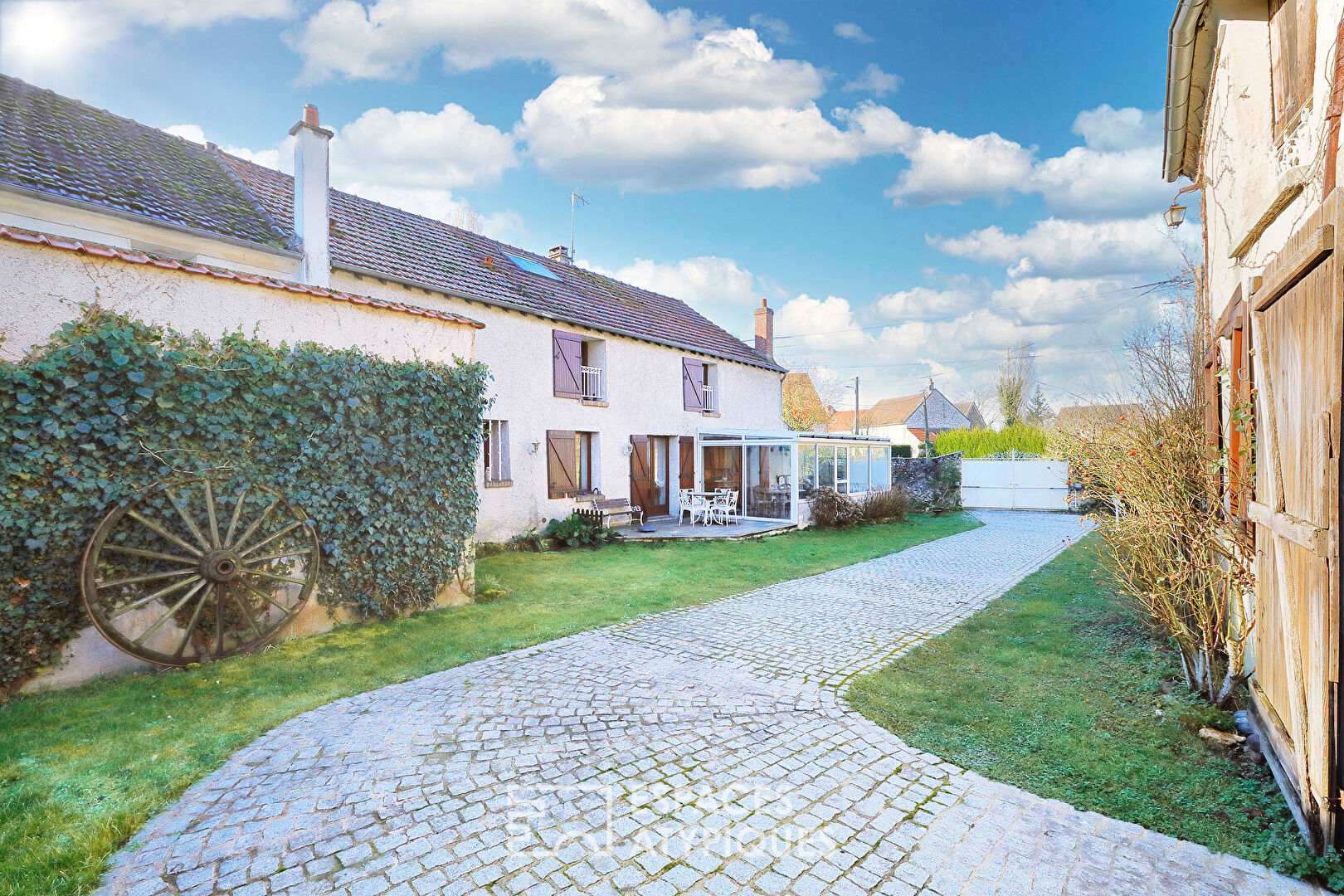Jolie maison briarde 1800 avec ses dépendances et son jardin avec piscine