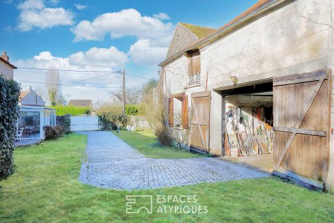 Jolie maison briarde 1800 avec ses dépendances et son jardin avec piscine
