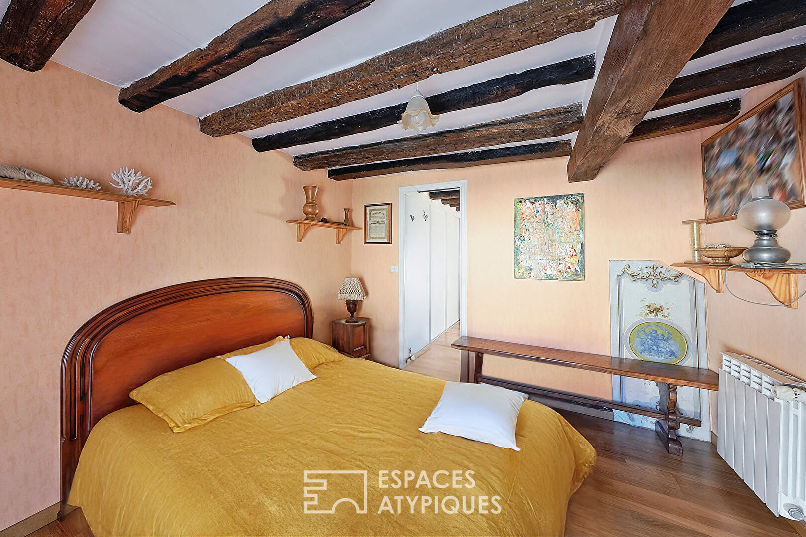 Jolie maison briarde 1800 avec ses dépendances et son jardin avec piscine