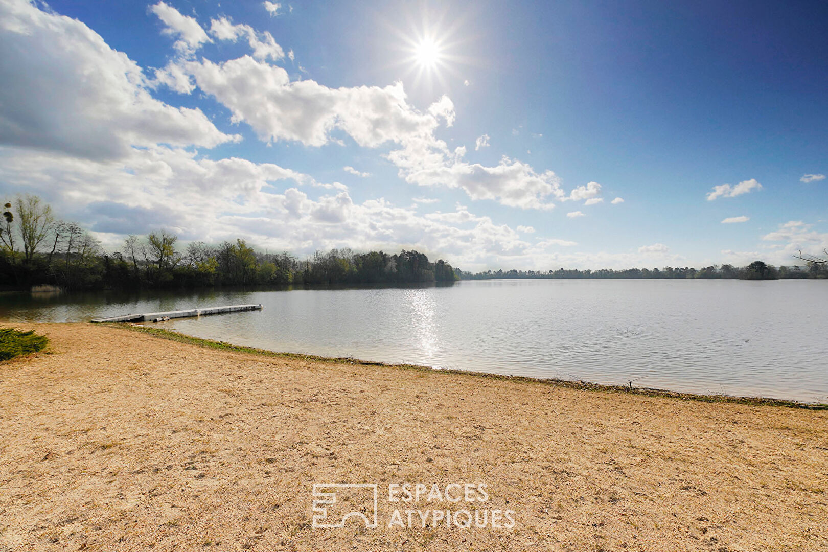 Havre de paix en bois avec vue imprenable sur un lac