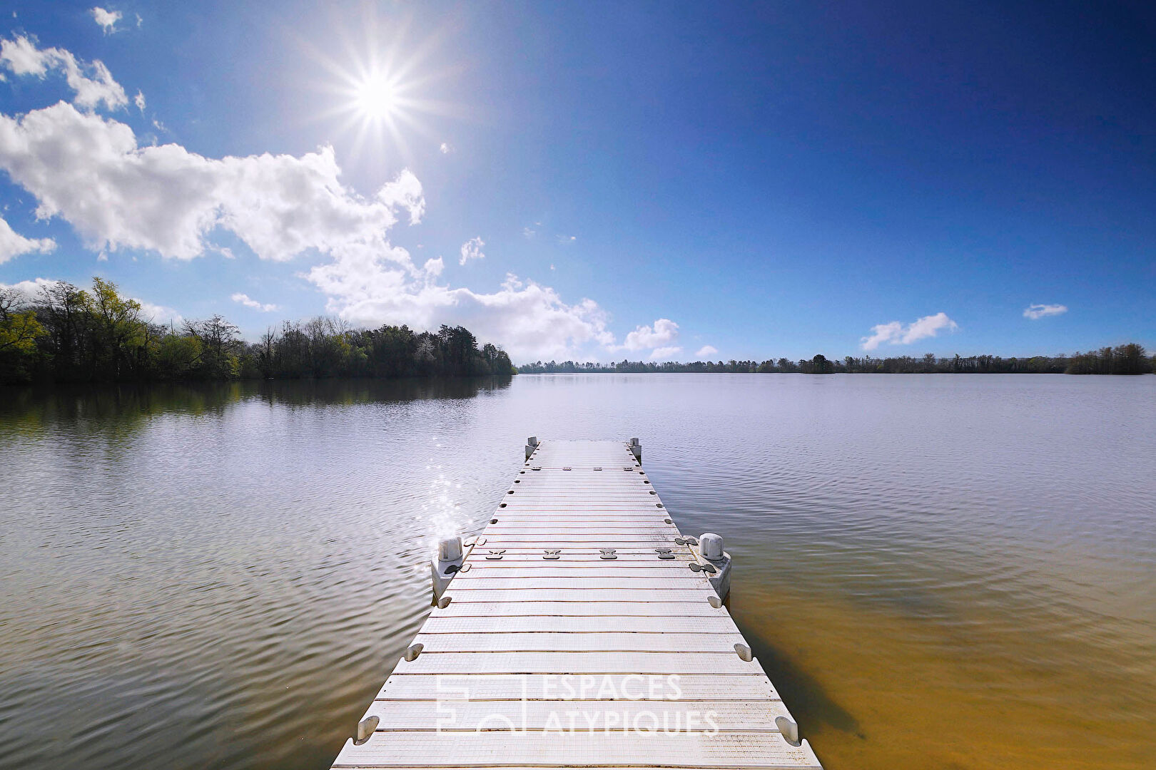 Havre de paix en bois avec vue imprenable sur un lac
