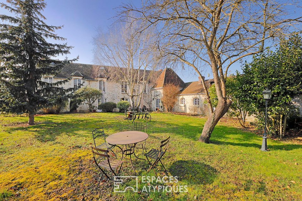 Bâtisse de charme en pierres avec jardin et dépendances