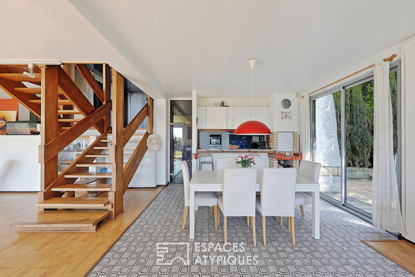 Maison d’architecte 70’s avec jardin, sa vue et piscine