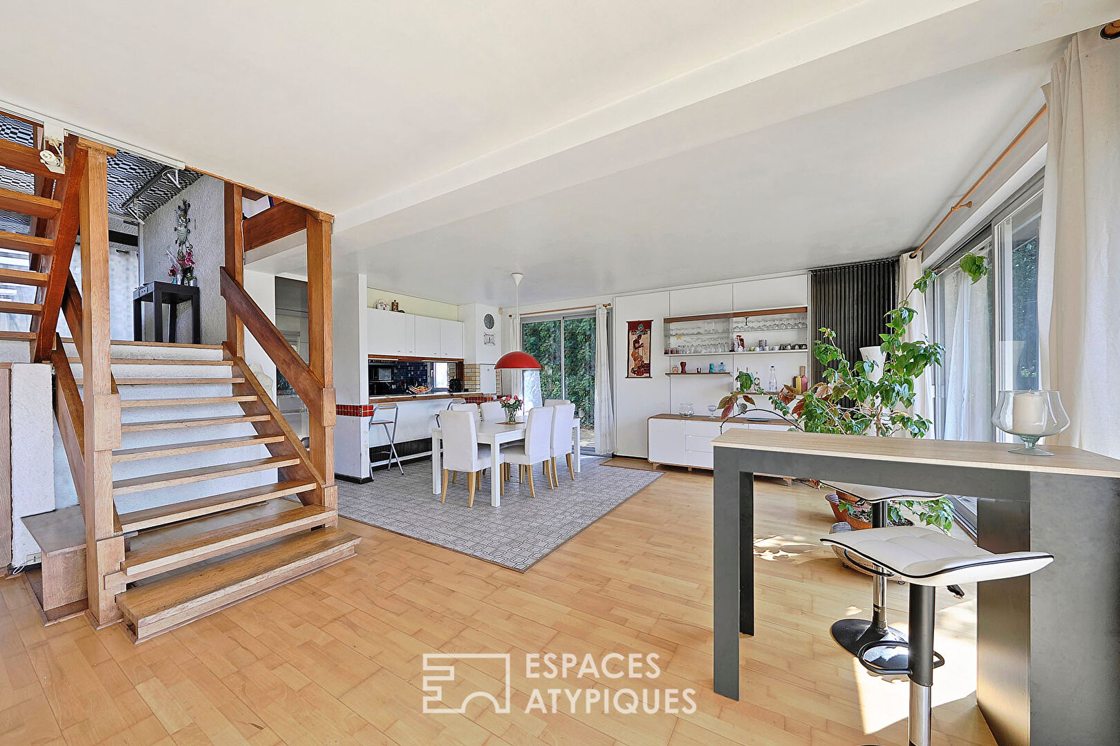 Maison d’architecte 70’s avec jardin, sa vue et piscine
