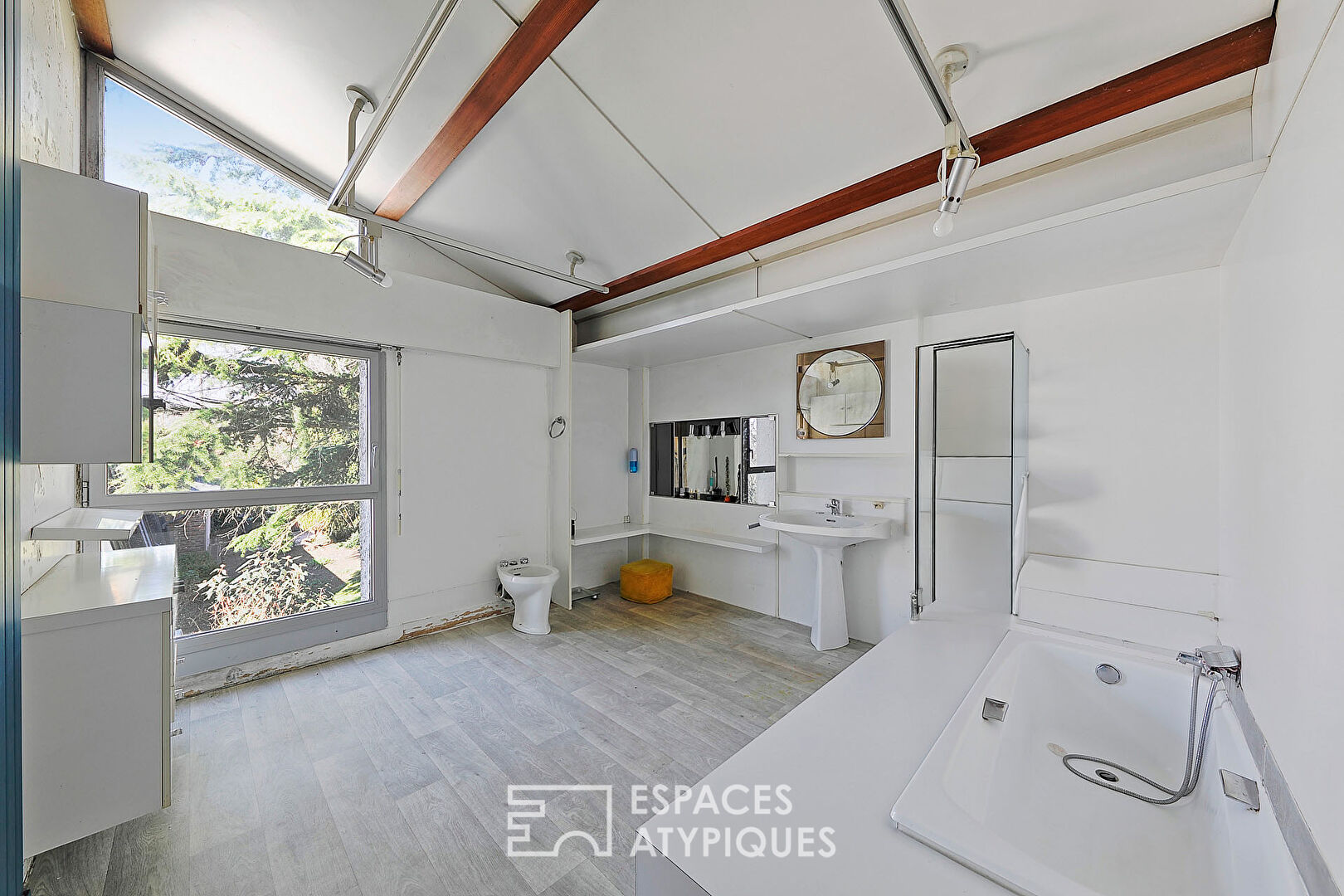 Maison d’architecte 70’s avec jardin, sa vue et piscine