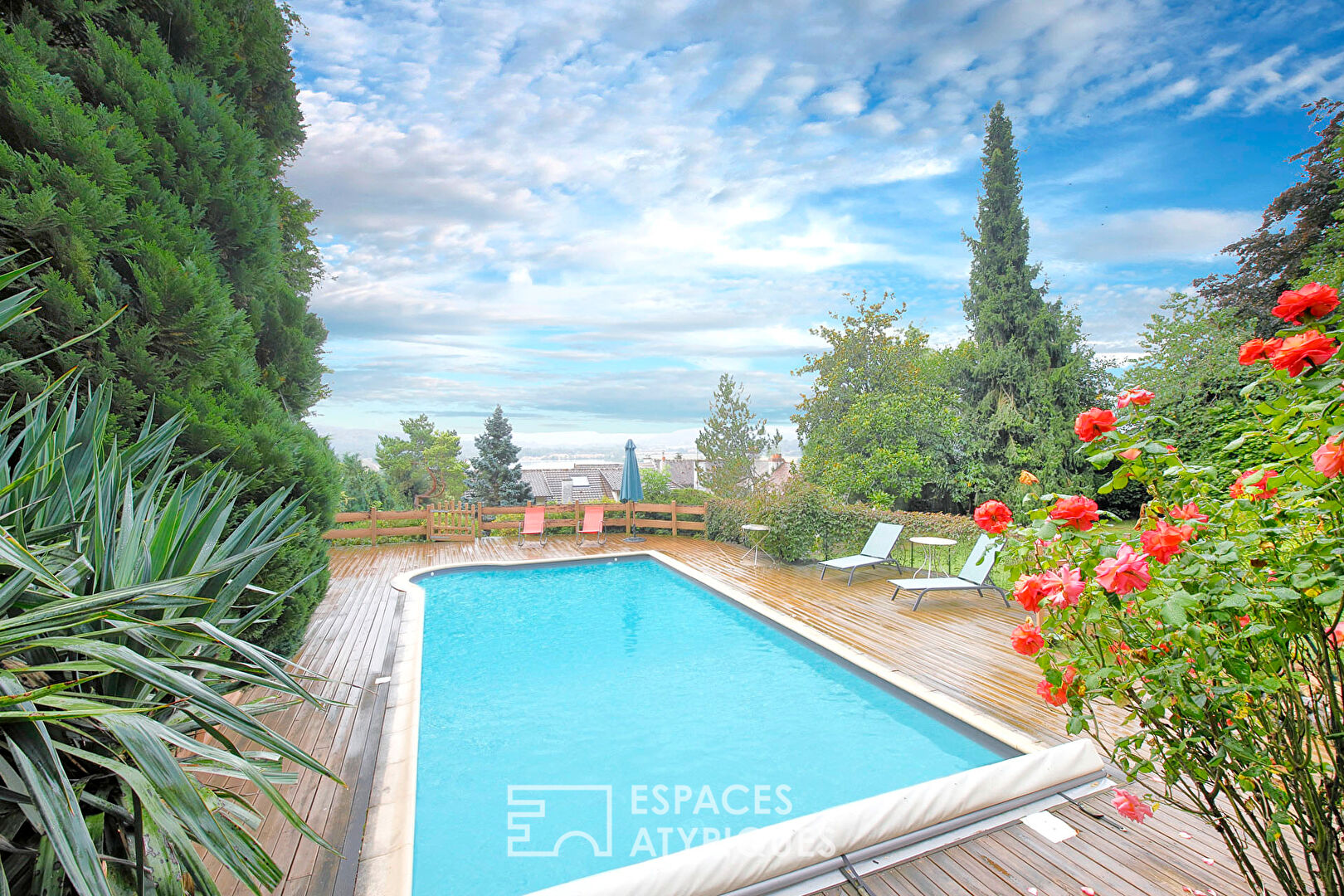 Propriété familiale avec 2 unités de vie, parc paysager et piscine