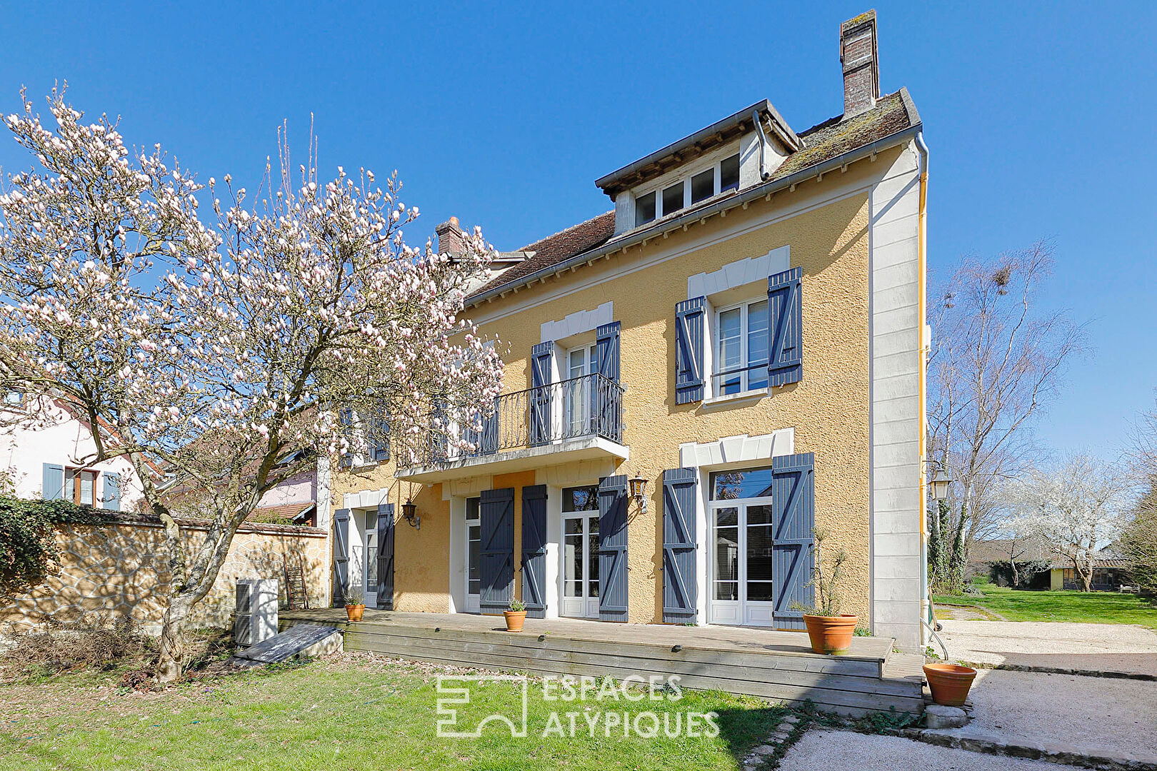 Renovated 19th century house with garden in the town center