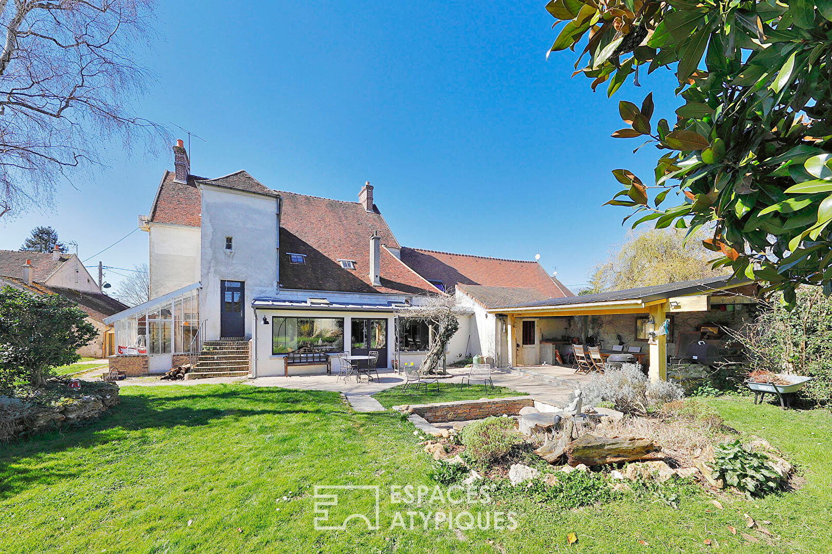Renovated 19th century house with garden in the town center