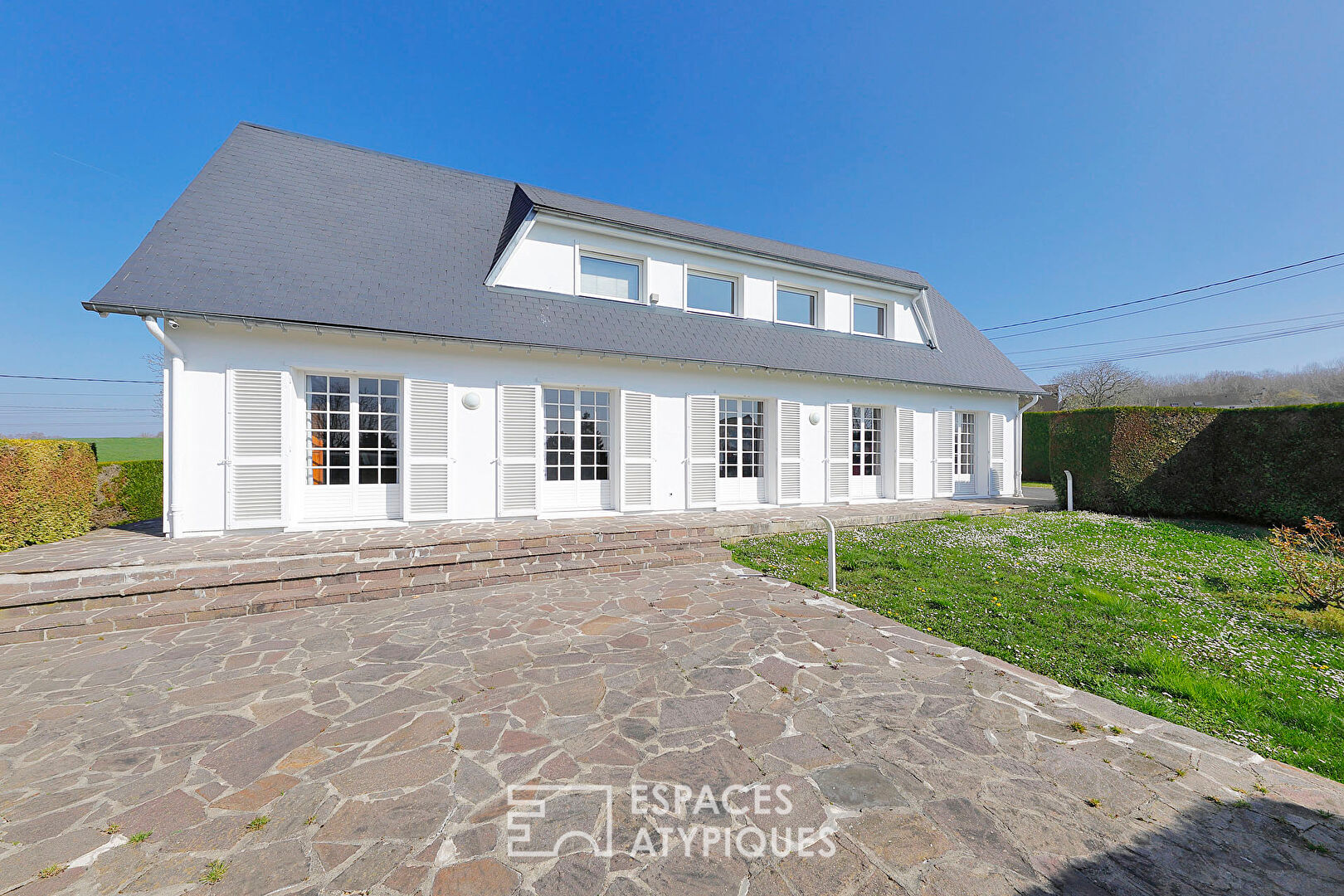 Maison contemporaine repensée par architecte avec jardin et vue à 360°