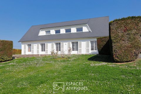 Maison contemporaine repensée par architecte avec jardin et vue à 360°