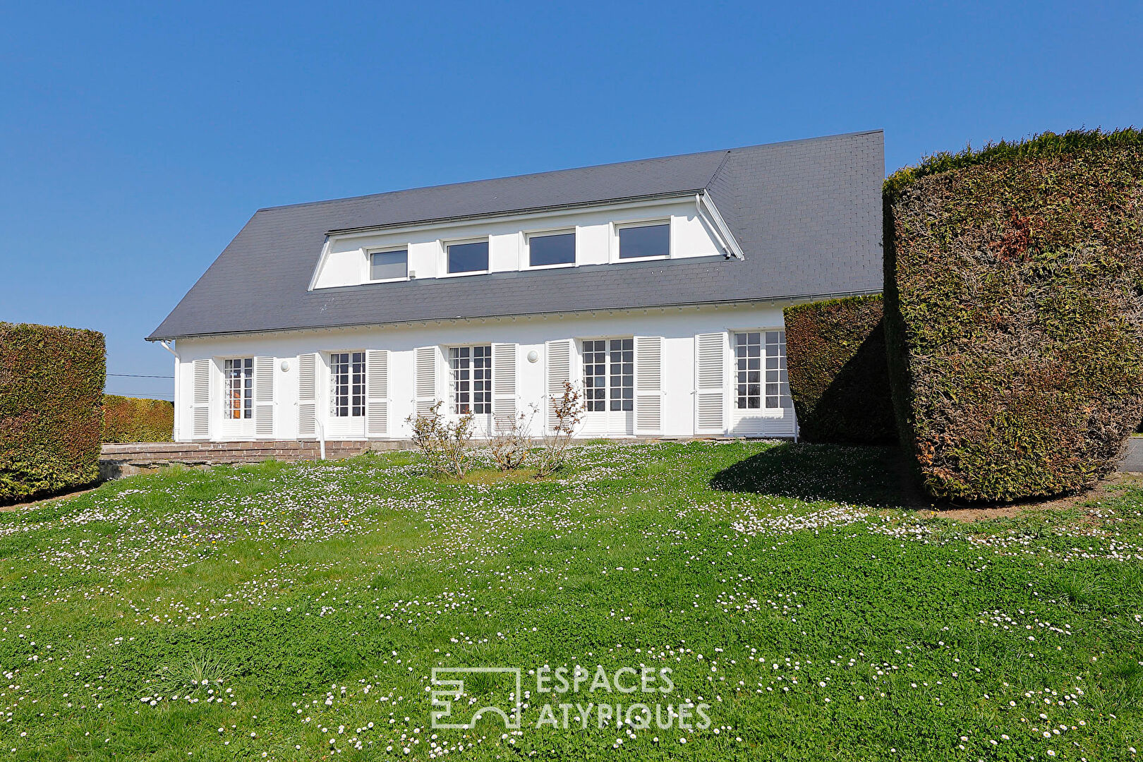 Maison contemporaine repensée par architecte avec jardin et vue à 360°