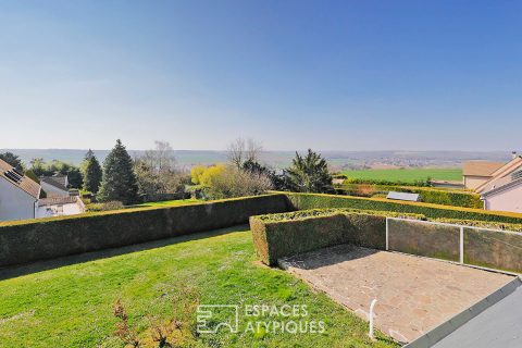 Maison contemporaine repensée par architecte avec jardin et vue à 360°