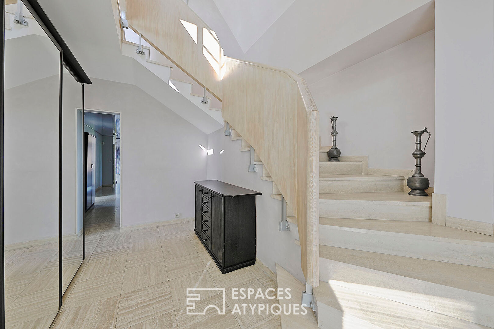 Maison contemporaine repensée par architecte avec jardin et vue à 360°