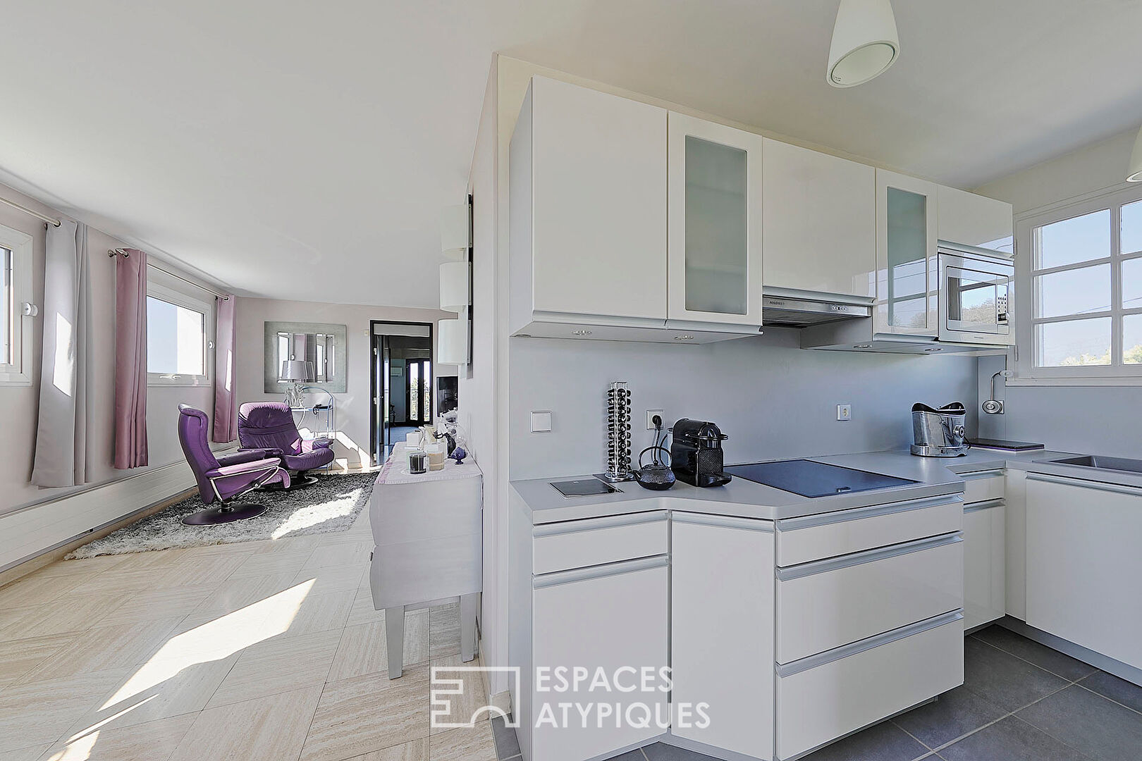 Maison contemporaine repensée par architecte avec jardin et vue à 360°