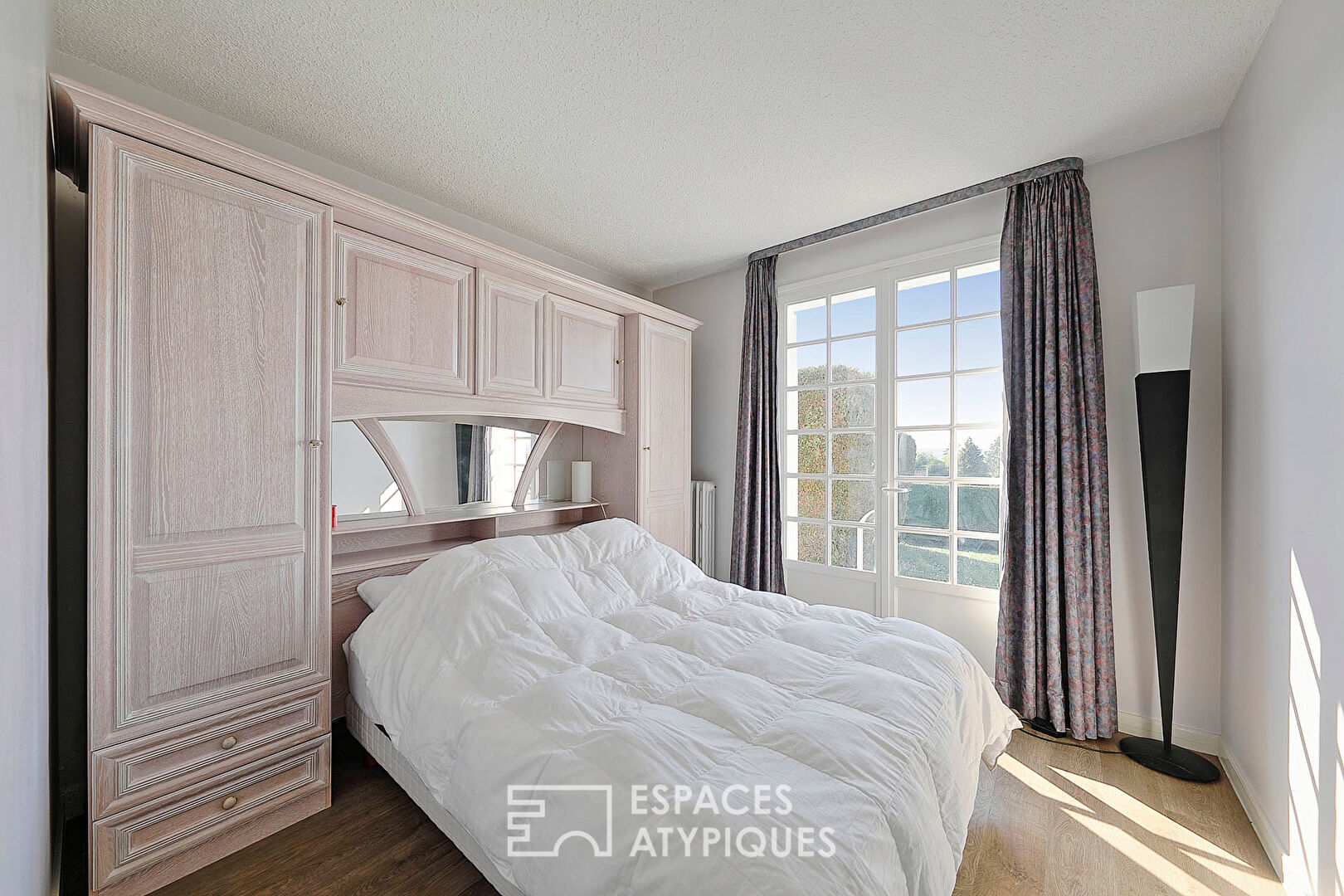 Maison contemporaine repensée par architecte avec jardin et vue à 360°