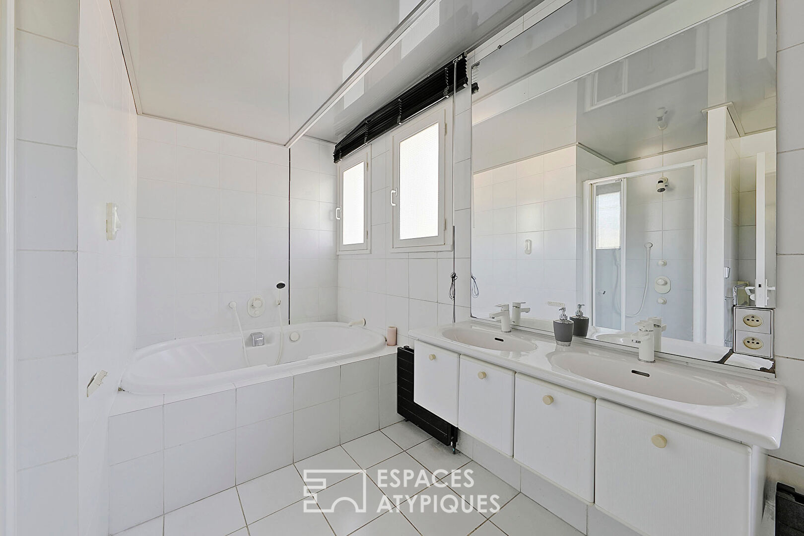 Maison contemporaine repensée par architecte avec jardin et vue à 360°
