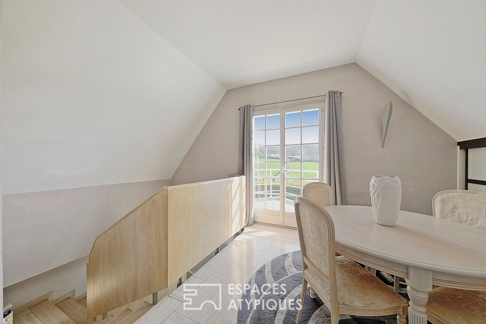 Maison contemporaine repensée par architecte avec jardin et vue à 360°