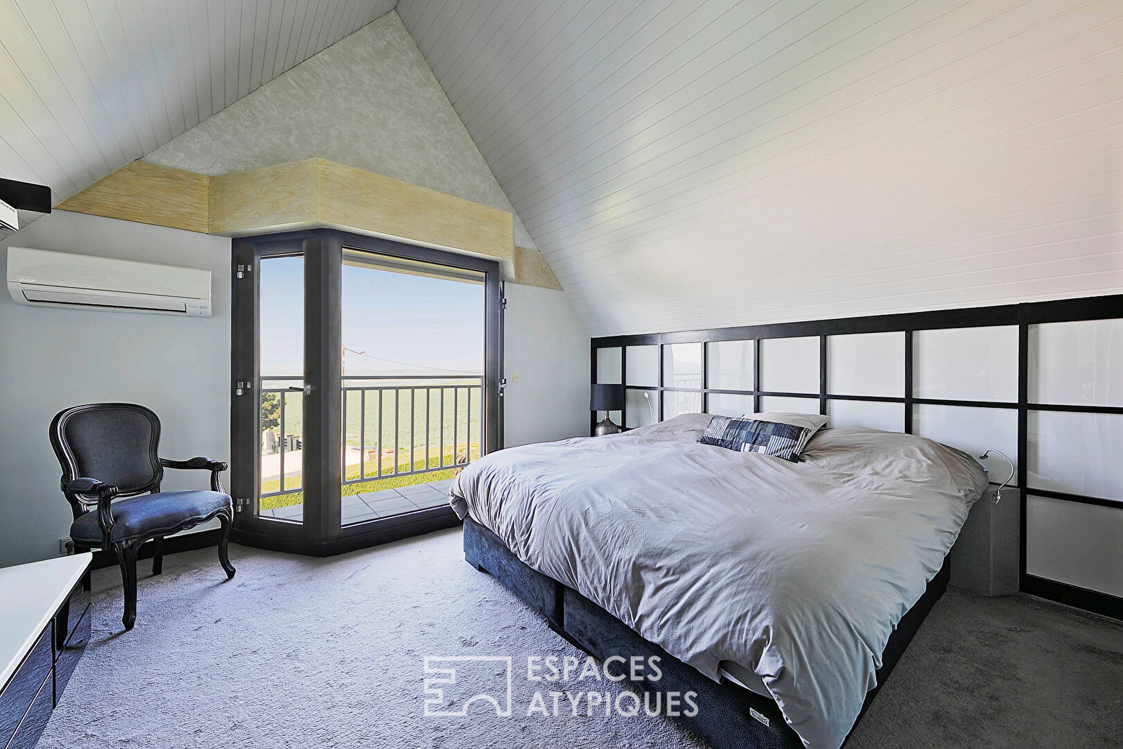 Maison contemporaine repensée par architecte avec jardin et vue à 360°