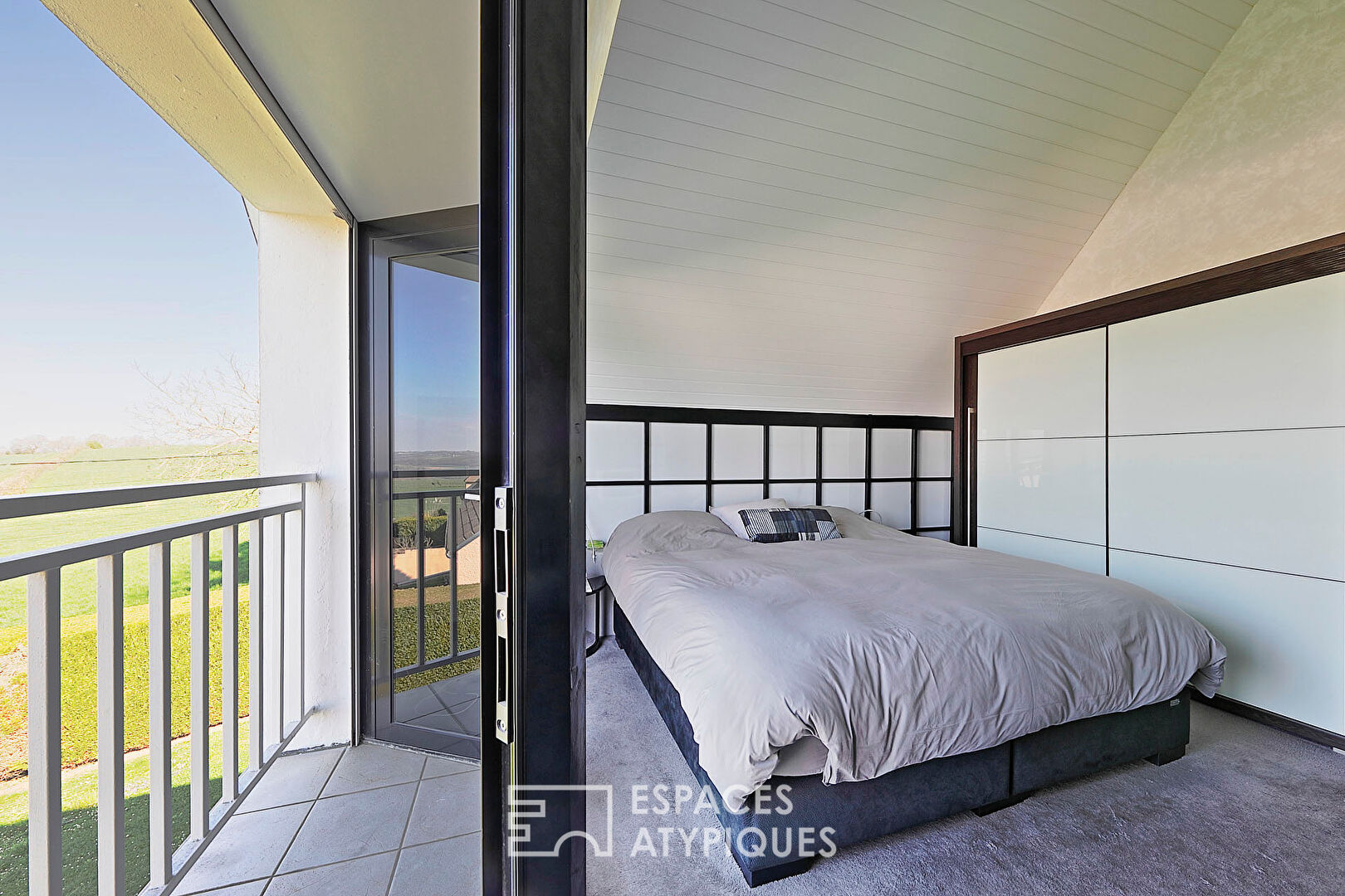 Maison contemporaine repensée par architecte avec jardin et vue à 360°