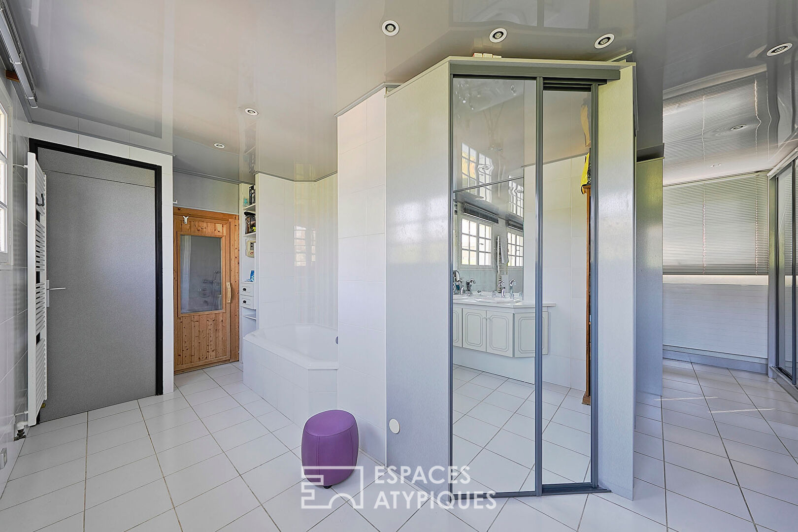 Maison contemporaine repensée par architecte avec jardin et vue à 360°