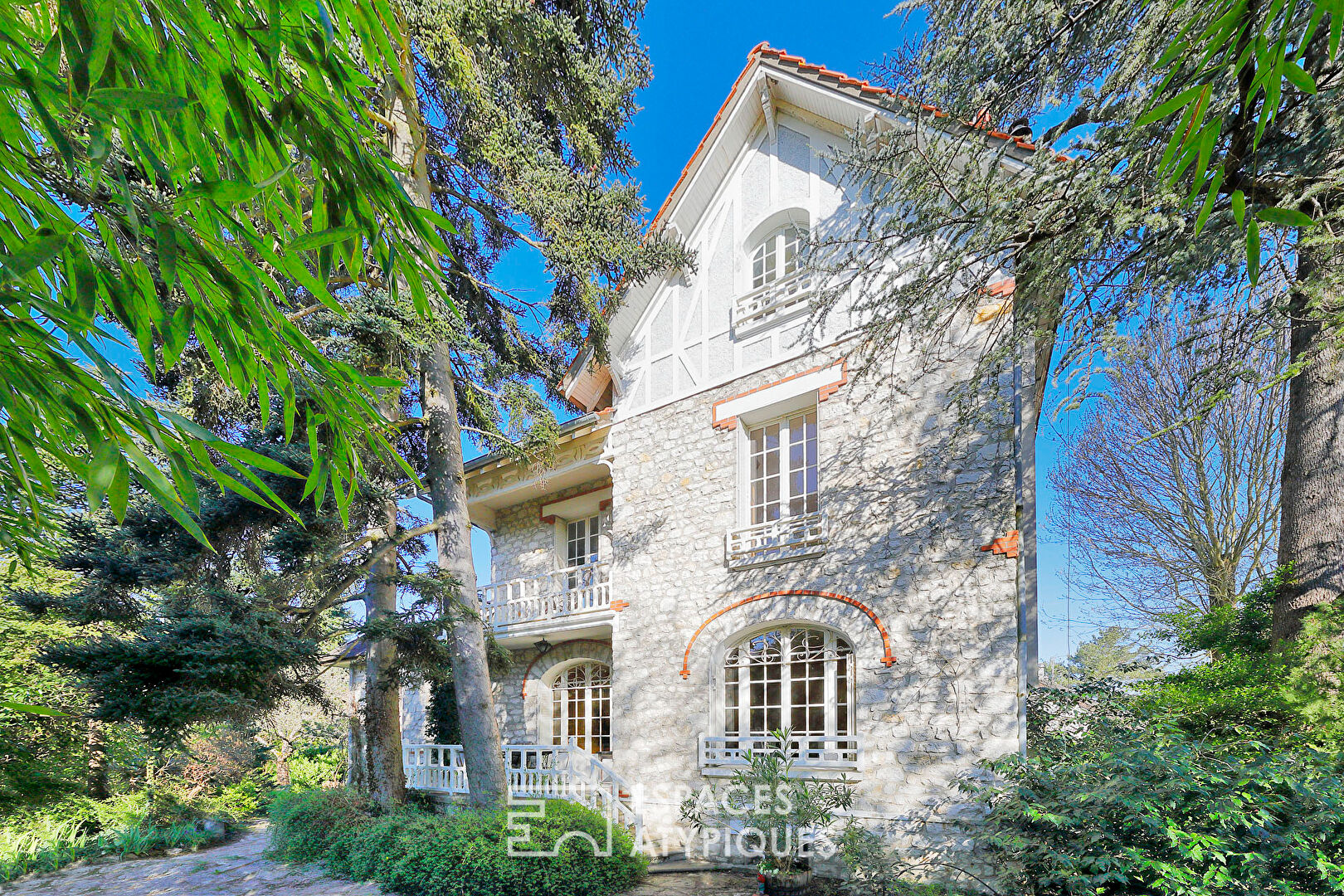 Maison de caractère familiale avec son jardin arboré