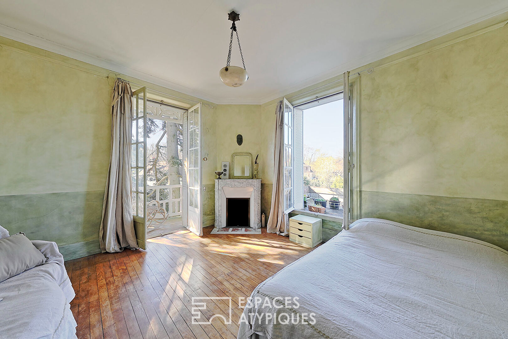 Maison de caractère familiale avec son jardin arboré