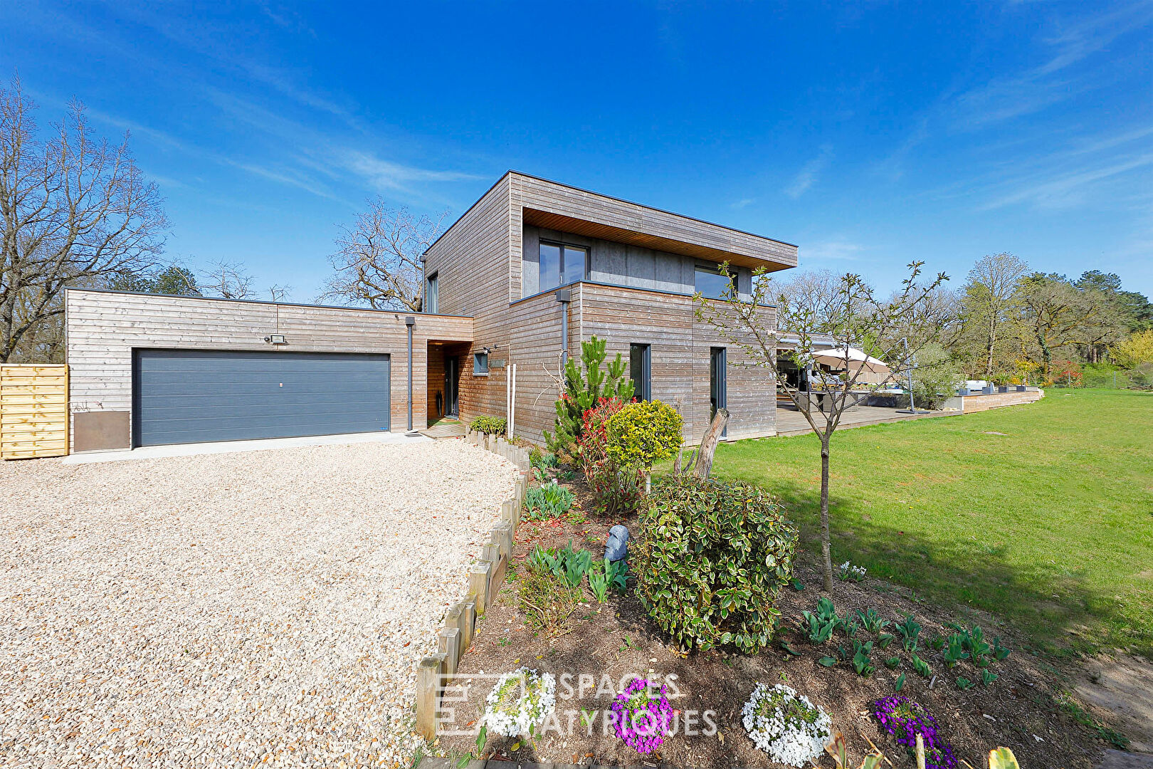 Maison d’architecte en ossature bois avec piscine