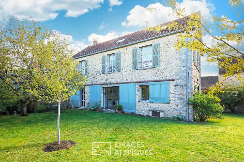 Maison de charme en pierre et son jardin fleuri