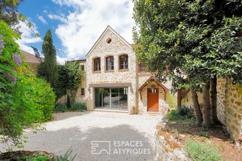 Renovated farmhouse with outbuildings and its bucolic garden