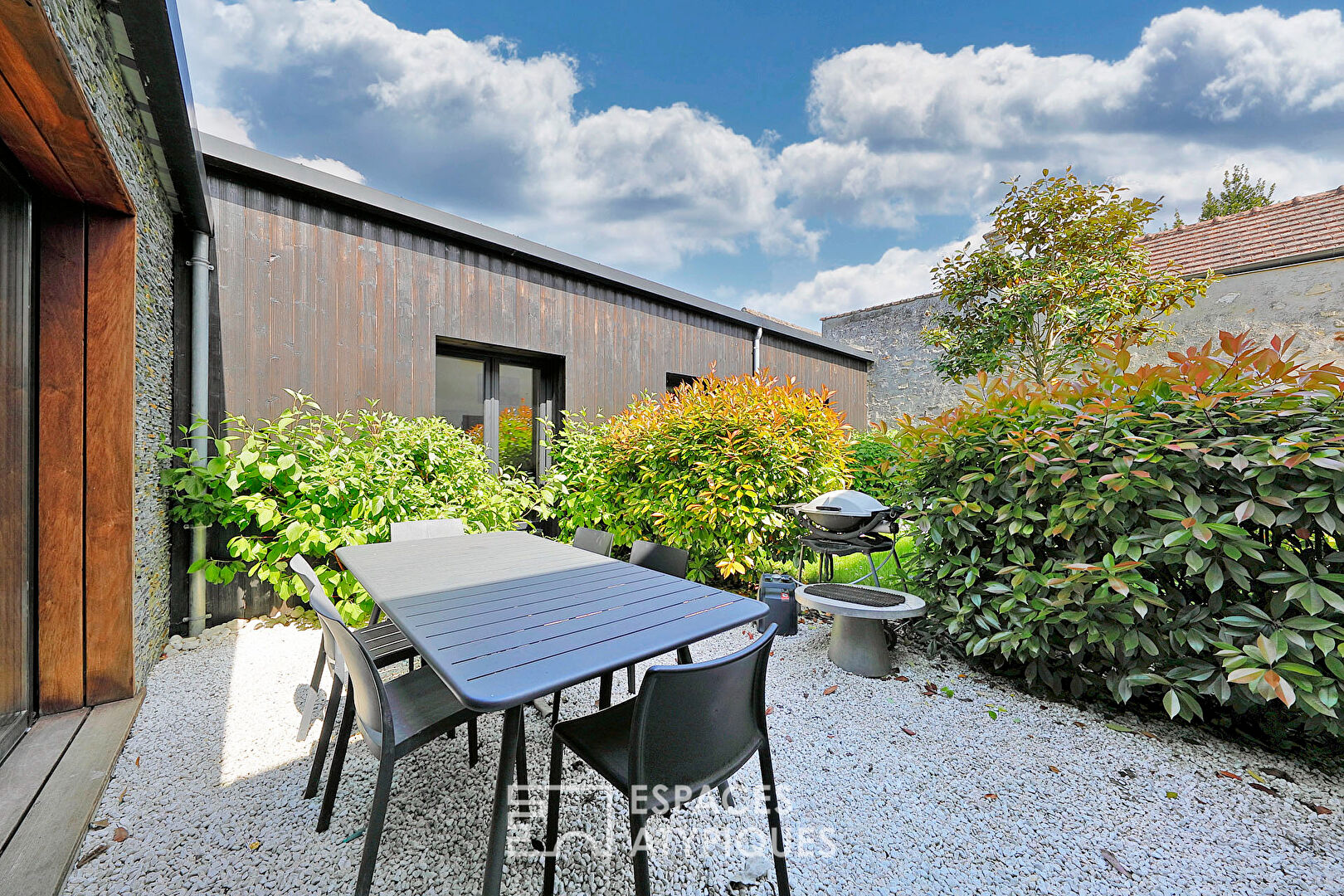 Maison de ville rénovée et son jardin intimiste