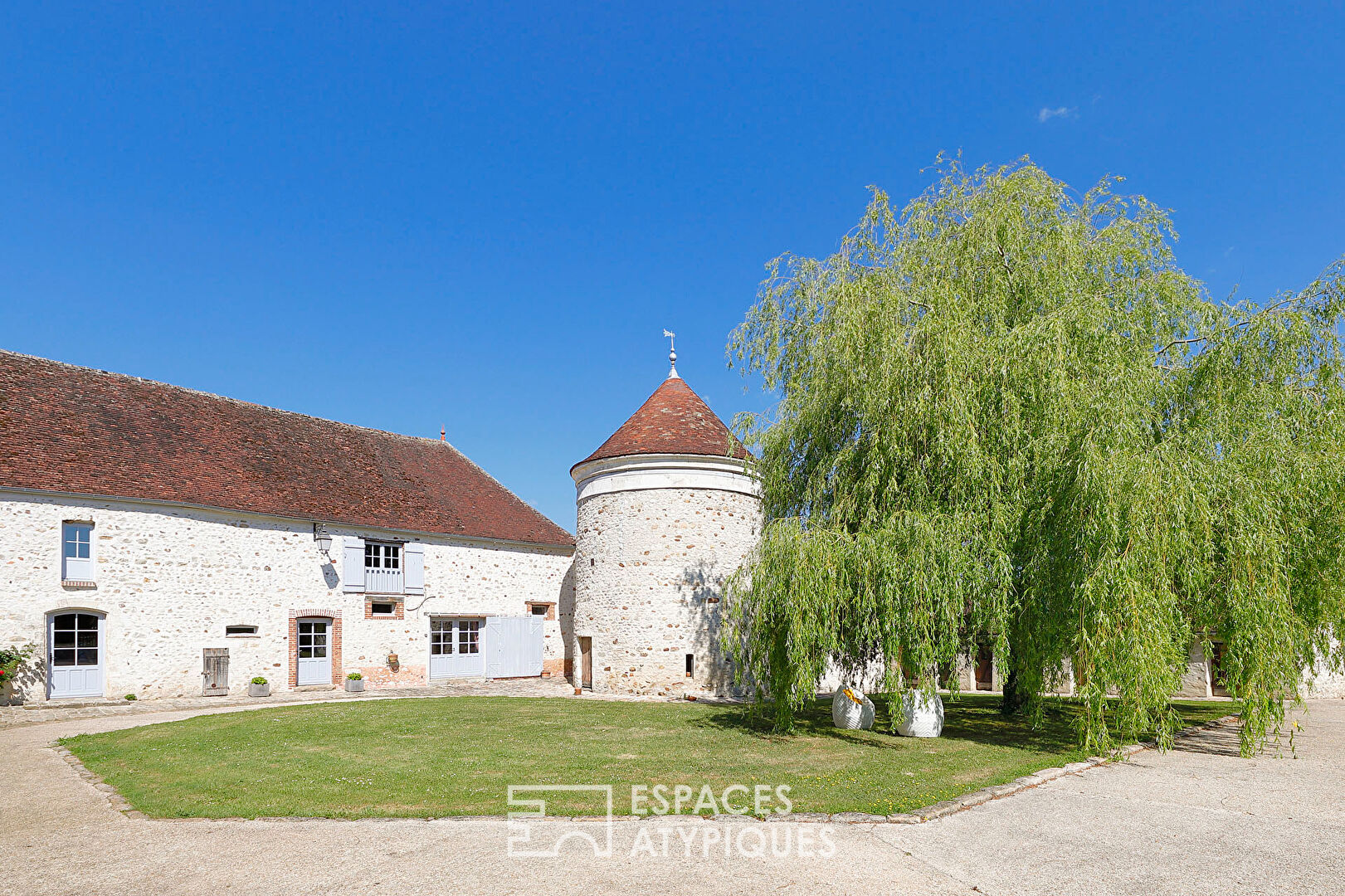 Ancien corps de ferme avec colombier, piscine et grand parc paysager