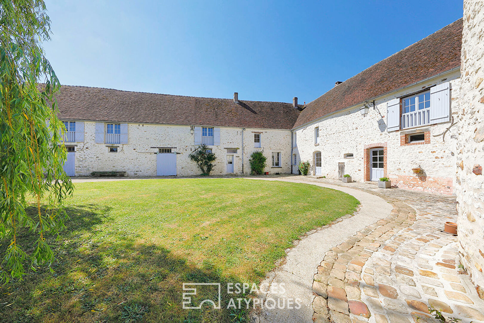 Ancien corps de ferme avec colombier, piscine et grand parc paysager