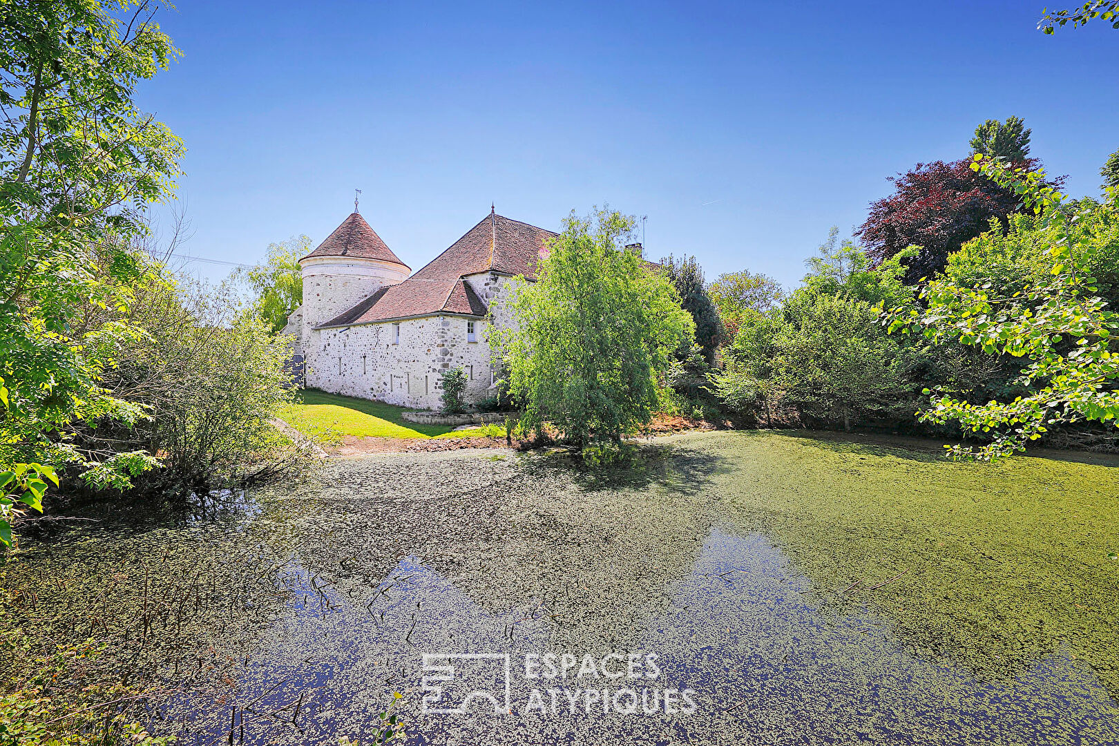 Ancien corps de ferme avec colombier, piscine et grand parc paysager