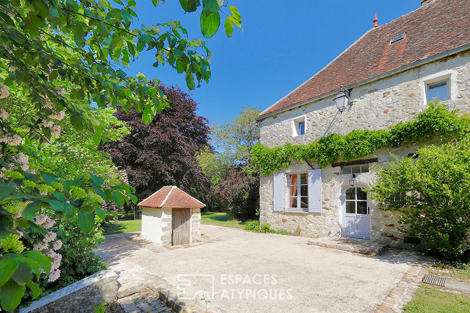 Ancien corps de ferme avec colombier, piscine et grand parc paysager