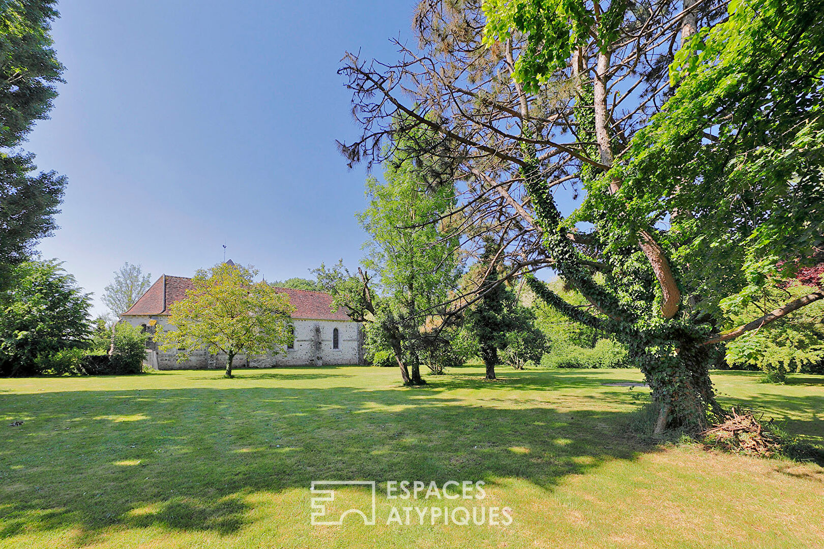 Ancien corps de ferme avec colombier, piscine et grand parc paysager