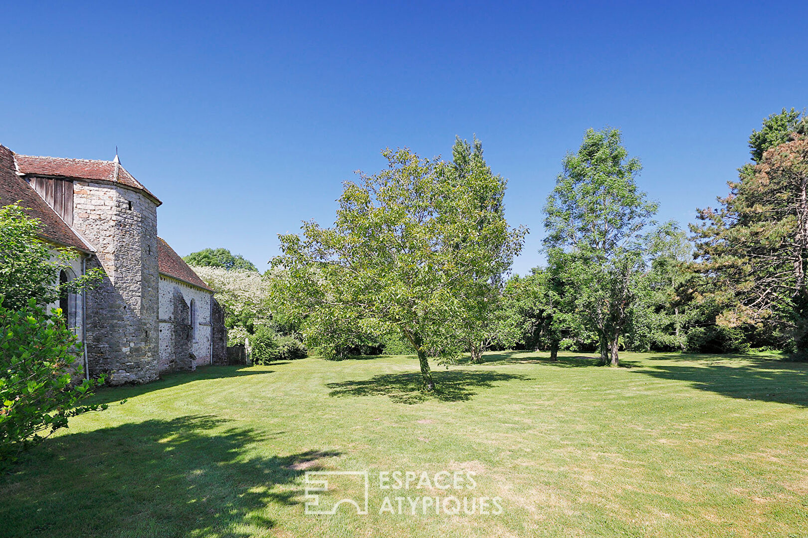 Ancien corps de ferme avec colombier, piscine et grand parc paysager