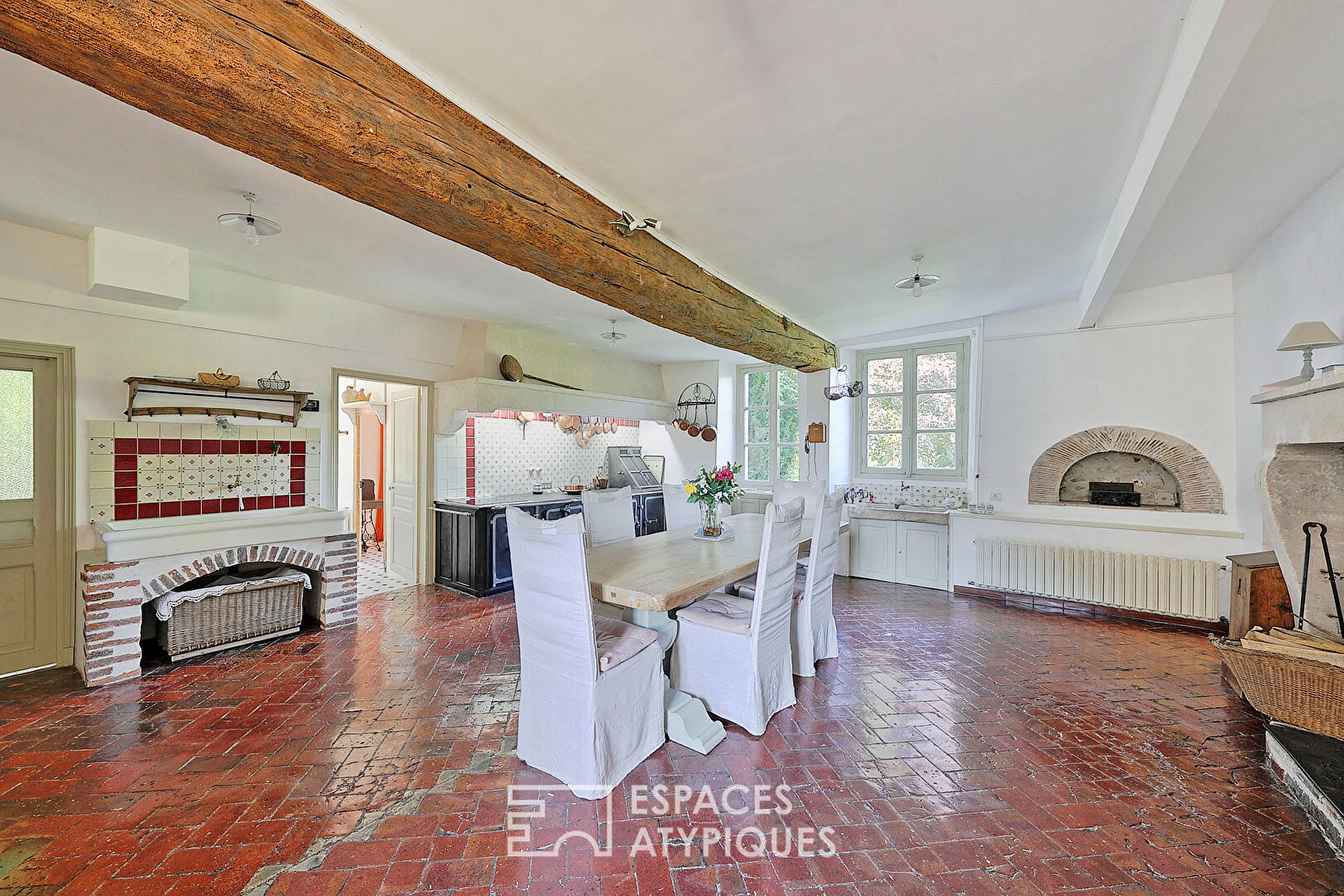 Ancien corps de ferme avec colombier, piscine et grand parc paysager