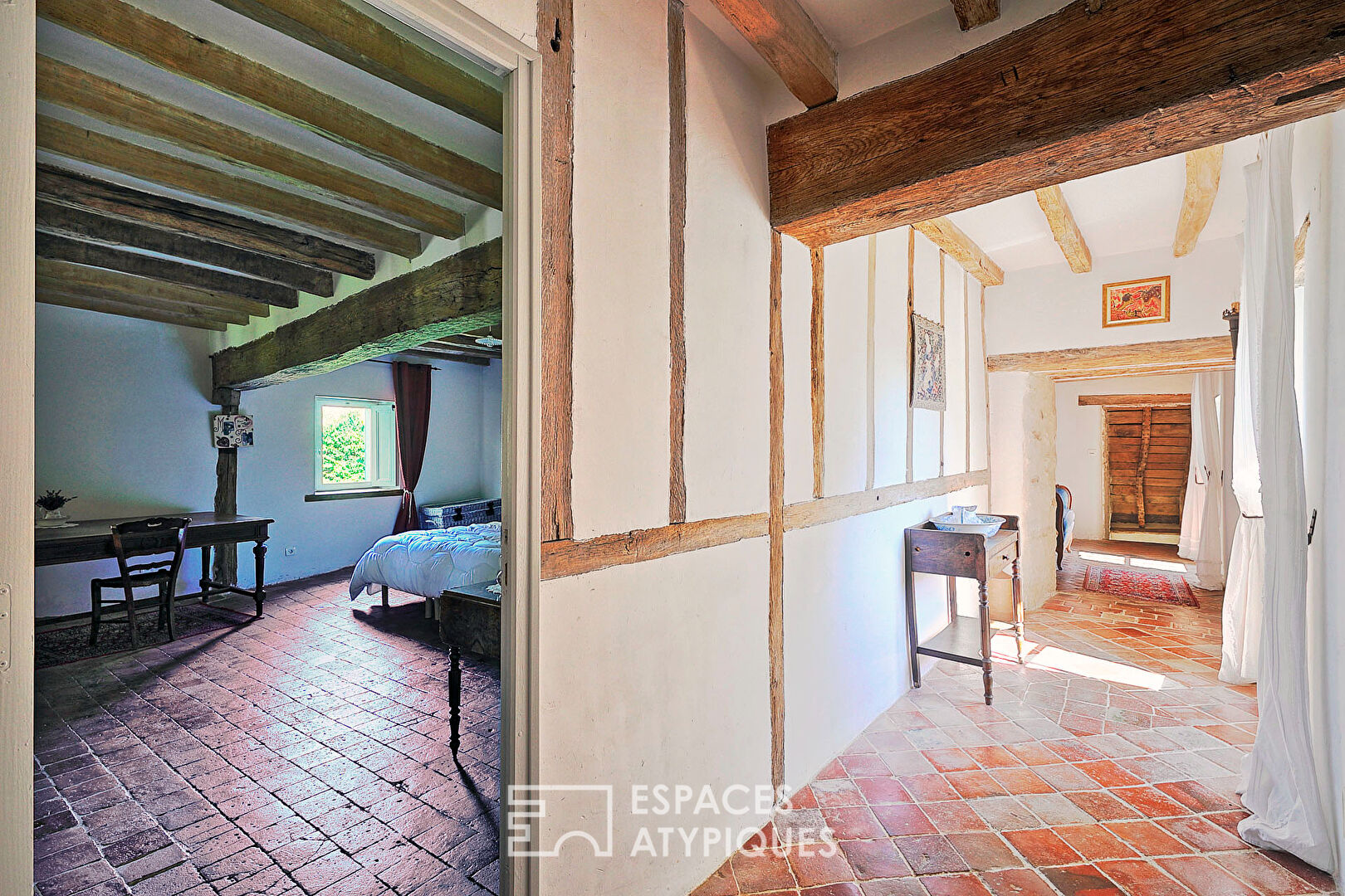Ancien corps de ferme avec colombier, piscine et grand parc paysager