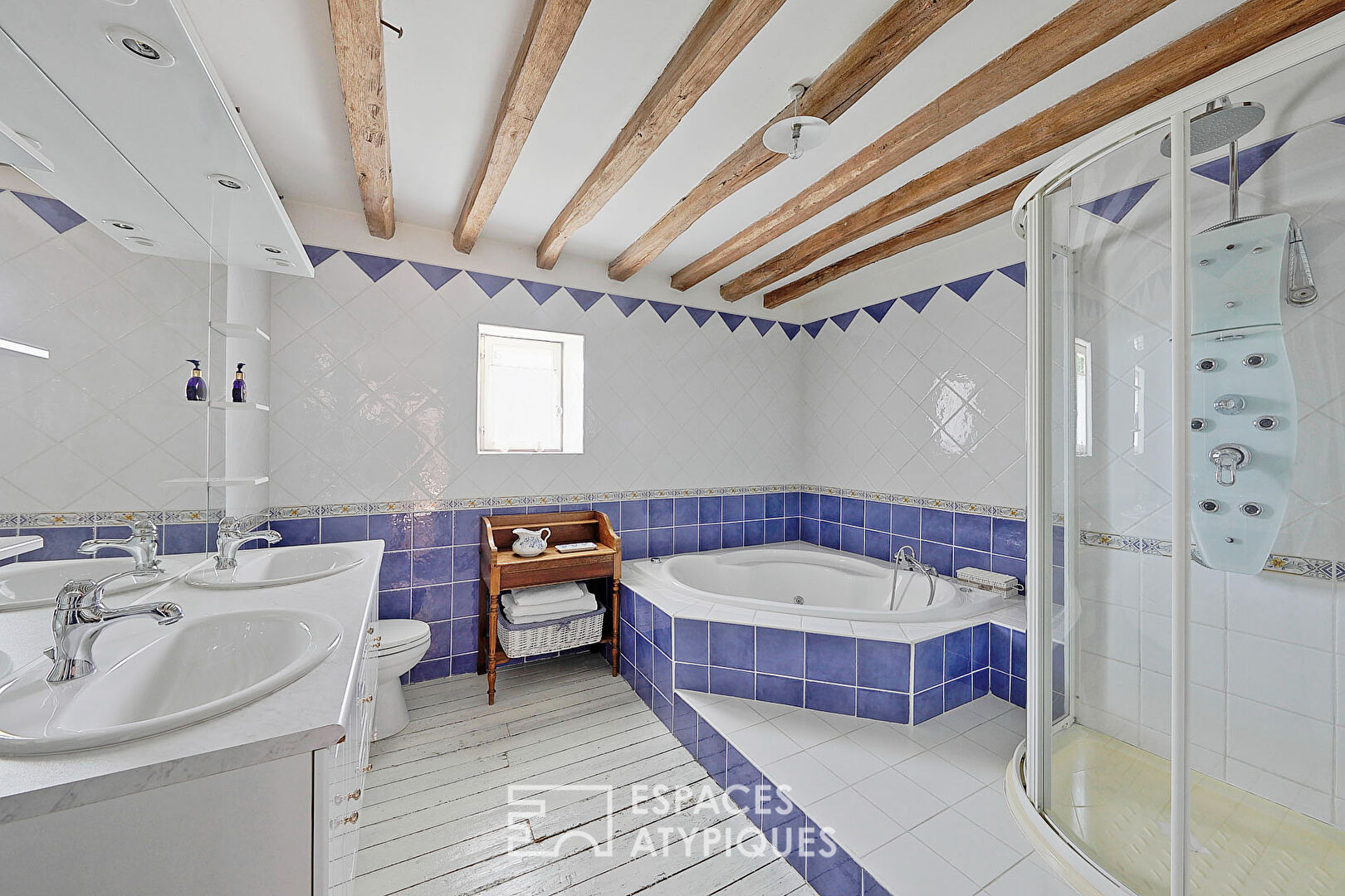 Ancien corps de ferme avec colombier, piscine et grand parc paysager