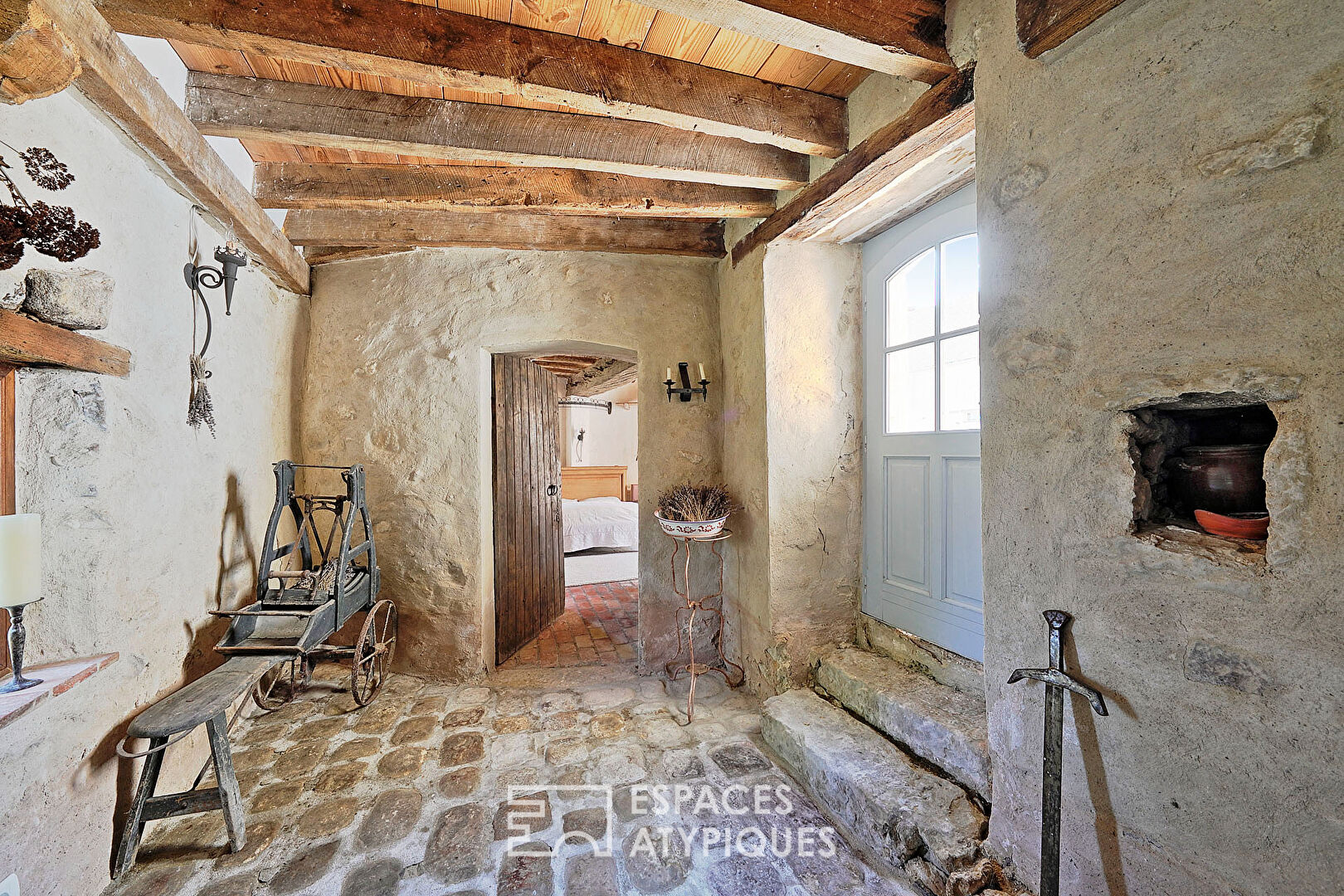 Ancien corps de ferme avec colombier, piscine et grand parc paysager
